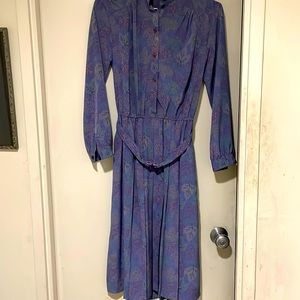 Beautiful Vintage No tags size small Dress.  Even prettier in person